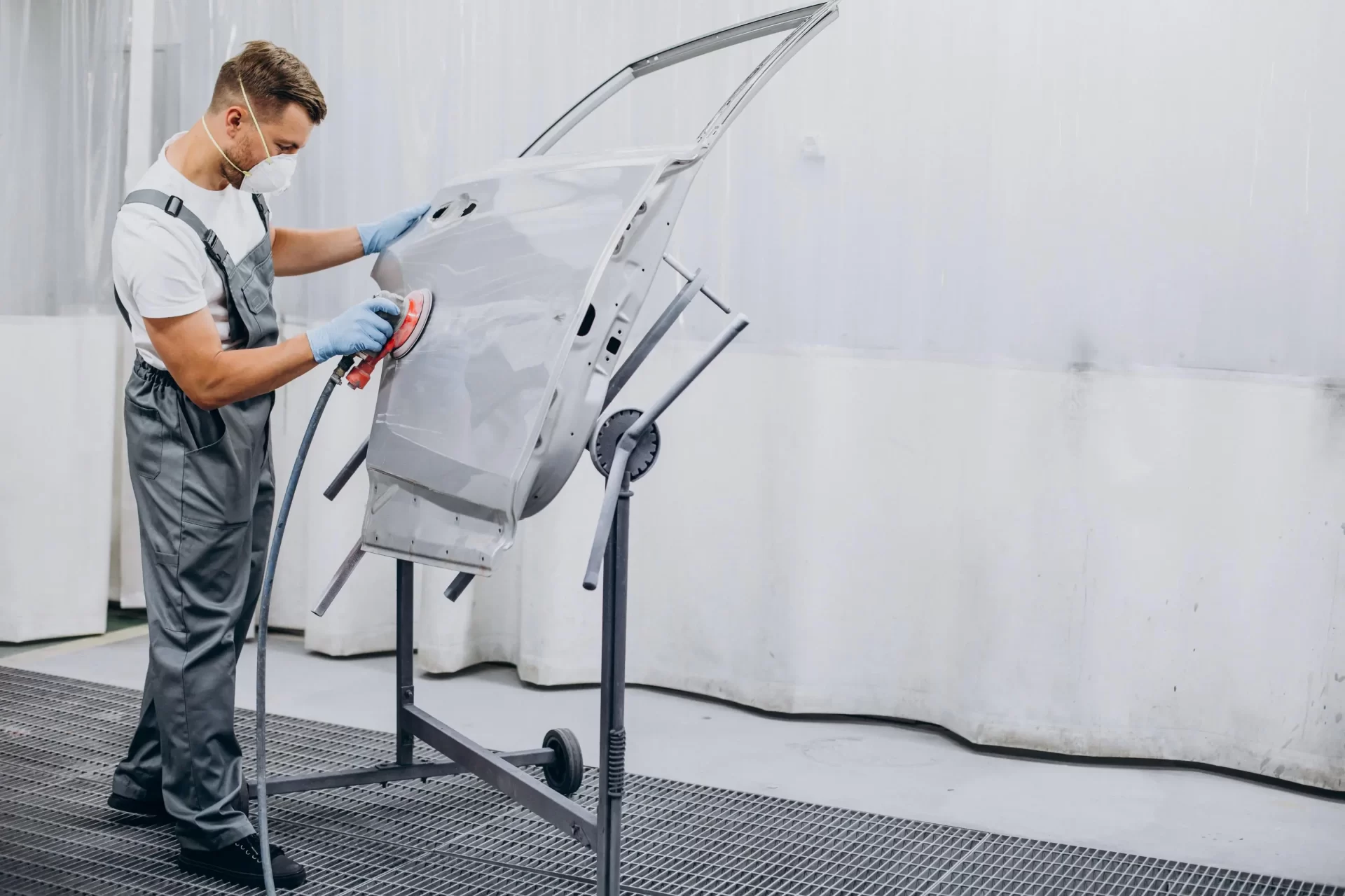 car-mechanic-polishing-car-before-painting_web.webp
