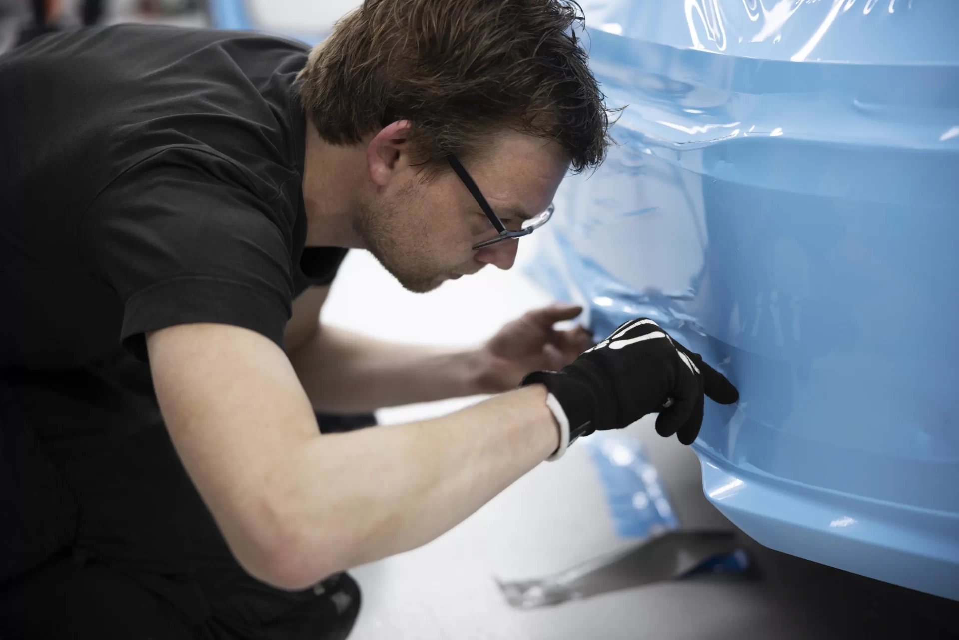 medium-shot-man-wrapping-car_web.webp