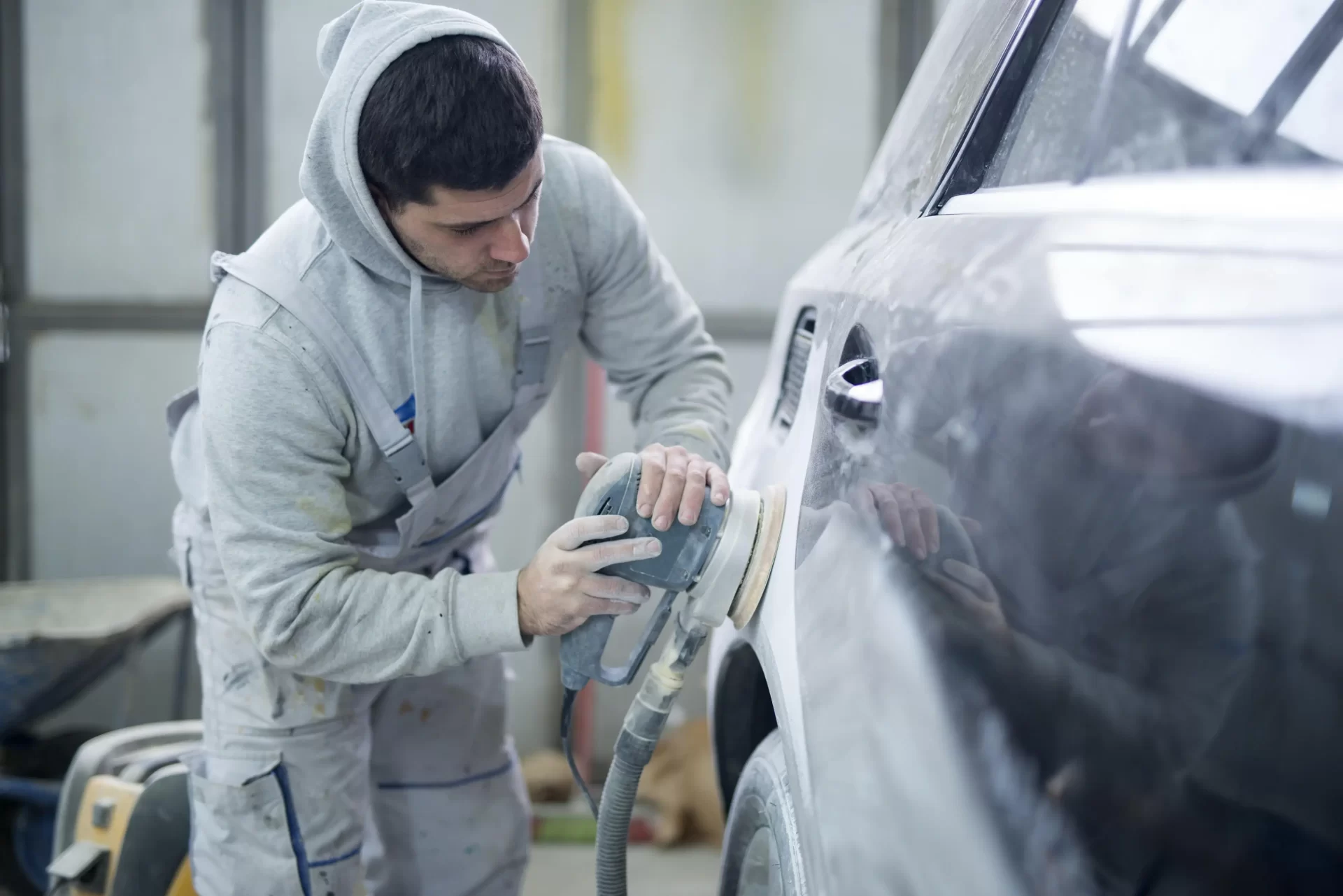 shot-professional-repairman-preparing-vehicle-new-paint_web.webp
